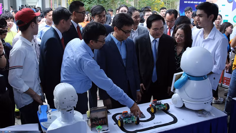 Le Vice-Premier ministre Vu Duc Dam et les délégués en visite d’un pavillon lors du SV-STARTUP 2019. Photo : VGP.