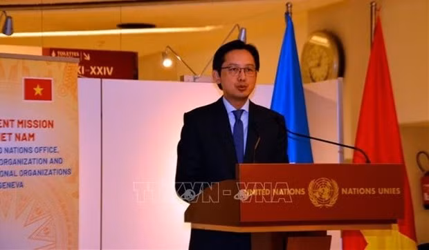 L'assistant du ministre des Affaires étrangères, Dô Hùng Viêt, prend la parole. Photo : VNA.