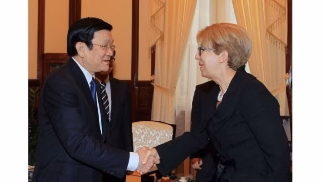 Le Président vietnamien, Truong Tân Sang (à gauche) et l’ambassadrice grecque, Rose Ieremia, le 13 novembre à Hanoi. Photo: VNA.
