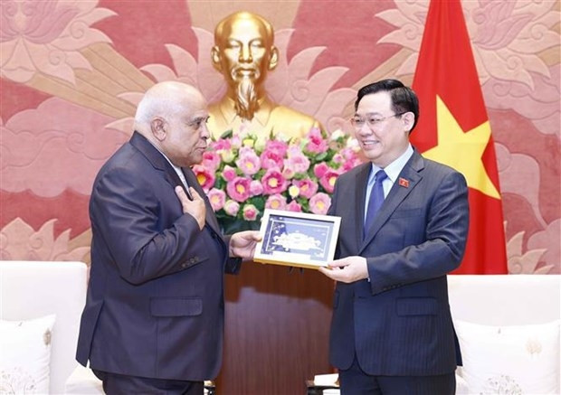 L'ambassadeur cubain, Orlando Nicolas Hernandez Guillen, et le Président de l'AN du Vietnam, Vuong Dinh Huê (à droite). Photo : VNA.