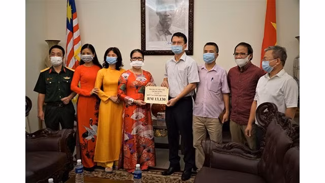 La cérémonie de réception de don de l'Ambassade du Vietnam en Malaisie. Photo : VNA.