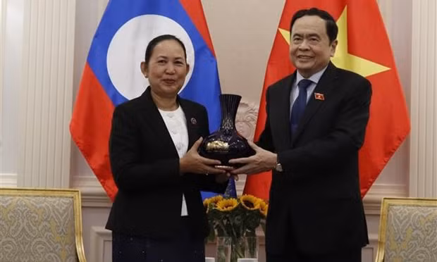 Le Vice-Président permanent de l'AN du Vietnam, Trân Thanh Mân, et Mme Pingkham Lasasimma, secrétaire général de l'AN du Laos. Photo : VNA.