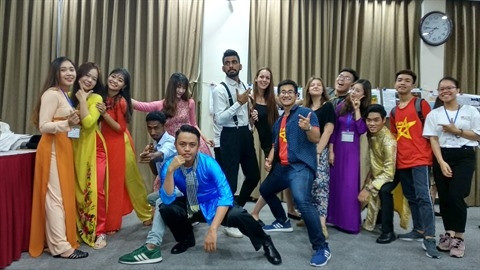 Des jeunes francophones participant à l’Université d’été 2019 font une pose. Photo : CVN.