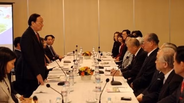 Tô Huy Rua, président de l'Association d'Amitié Vietnam - Japon (debout) prend la parole lors de sa rencontre avec la délégation du Conseil international d'échange d'amitié japonaise, le 15 décembre à Tokyo. Photo : VOV.