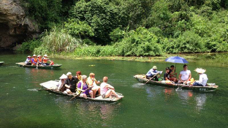 Des touristes étrangers à Tràng An, province de Ninh Binh. Photo: Phan Ngoc/NDEL.