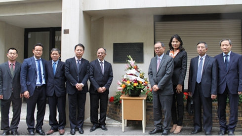 L'ambassadeur du Vietnam en France, Nguyên Ngoc Son (4e, à droite), et les participants sont allés déposer des gerbes de fleurs au No 9, impasse Compoint, dans le 17e arrondissement à Paris. Photo: VOV.