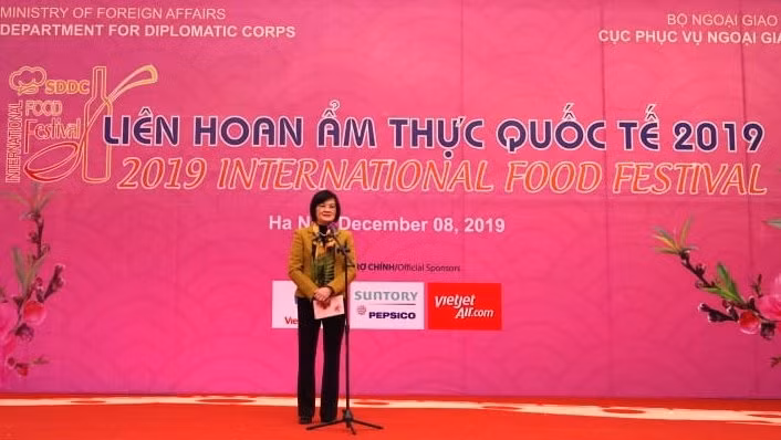 L’ambassadrice Nguyên Nguyêt Nga prononce le discours d’ouverture du Festival de la gastronomie internationale 2019, le 8 décembre à Hanoi.