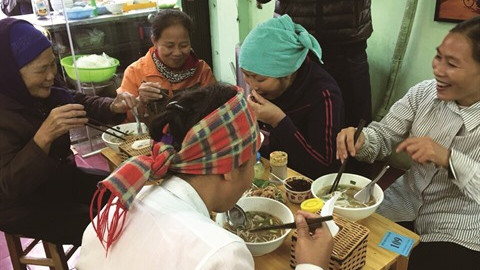 Ngu Thi Kiêu Oanh vend du " bun bo Huê " à 1.000 dôngs le bol tous les premiers vendredis du mois. Photo : NVCC/CVN.