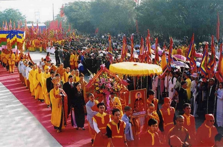Une des activités de la fête de Côn Son-Kiêp Bac. Photo: dsvh.gov.vn.