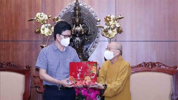Nguyên Tiên Trong, chef adjoint du Comité des Affaires religieuses du gouvernement (à gauche) et le Vénérable Thich Thiên Duc, chef adjoint du Conseil d'Administration de la Sangha bouddhiste du Vietnam de Hô Chi Minh-Ville. Photo : VNA. 