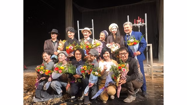 Le réalisateur japonais Tsuyoshi Sugiyama et les artistes de l’Opéra Tuôi Tre. Photo : daidoanket.