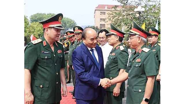 Le Président vietnamien, Nguyên Xuân Phuc, rend visite aux forces armées de la première zone militaire. Photo : VNA.