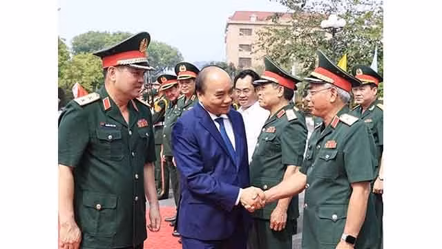 Le Président vietnamien, Nguyên Xuân Phuc, rend visite aux forces armées de la première zone militaire. Photo : VNA.