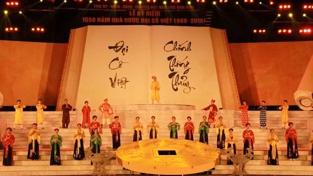 Spectacle d'art spécial en l’honneur des 1050 ans du premier État féodal du Vietnam, le 24 avril, à Ninh Binh. Photo : NDEL.
