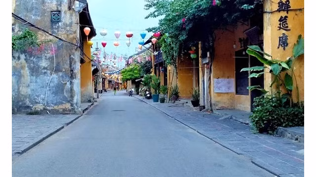 Les célèbres restaurants, hôtels, cafés, restaurants de spécialités de Hôi An sont tous fermés. Les attractions et les sites touristiques sont également temporairement fermés, de nombreux commerces dans la rue sont également fermées, les rues sont désertes... Photo : Journal Dân Tri.