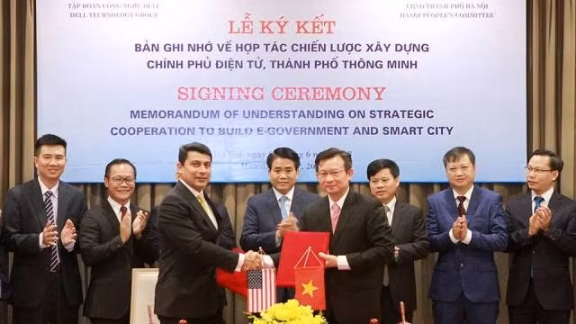 Cérémonie de signature du mémorandum de coopération entre Hanoi et le groupe DELL. Photo : hanoimoi.com.vn.