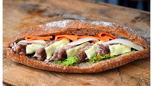 Le « banh mi » est une collation vietnamienne populaire prise pour le petit-déjeuner, le déjeuner et même le dîner. Photo : NDEL.