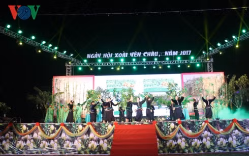 Un numéro artistique lors de l’ouverture de la Fête des mangues de Yên Châu, le 3 juin. Photo: VOV.