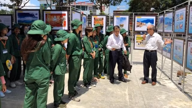 Des visiteurs à l'exposition. Photo : NDEL.