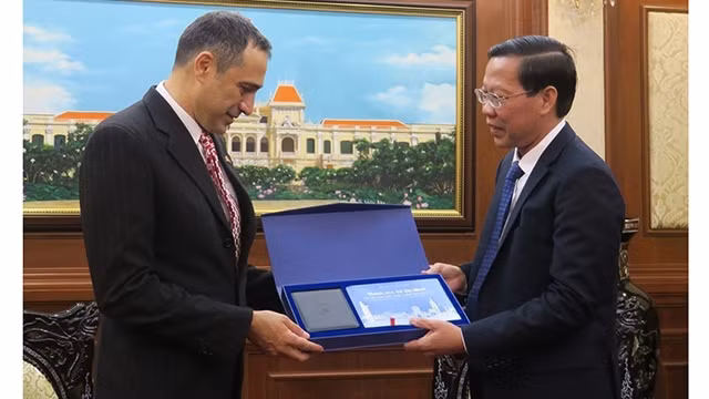 Le président du Comité populaire de Hô Chi Minh-Ville, Phan Van Mai (à droite) et le consul général canadien à Hô Chi Minh-Ville, Behzah Babakhani. Photo : thoidai.com.vn.