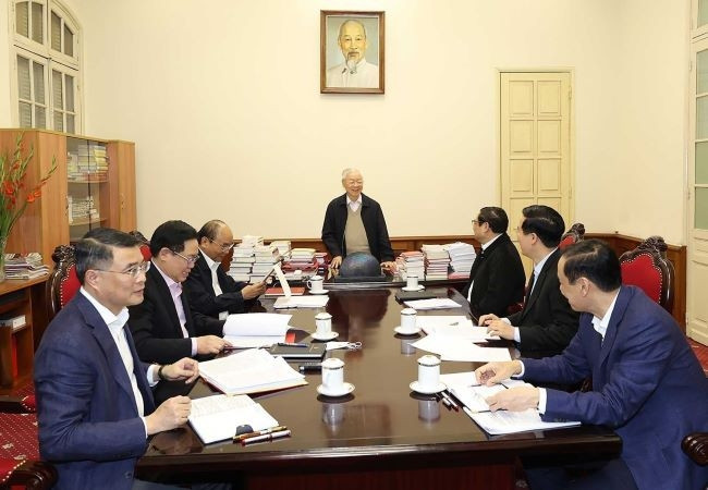 Le Secrétaire général du Parti communiste du Vietnam, Nguyên Phu Trong, préside une réunion avec des principaux responsables du pays. Photo : VNA.
