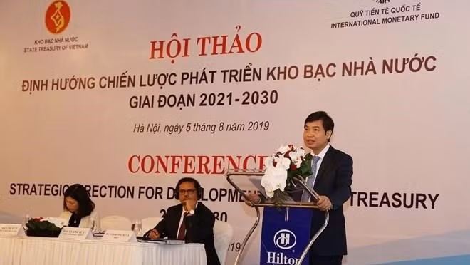 Le directeur général du Trésor d’État, Ta Anh Tuân (au micro), prend la parole lors de la conférence, le 5 août à Hanoi. Photo : VNA.