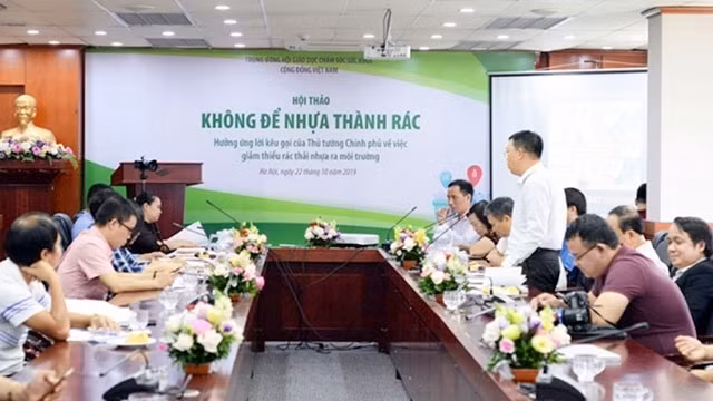Séminaire sur les solutions pour limiter les déchets plastiques. Photo : NDEL.