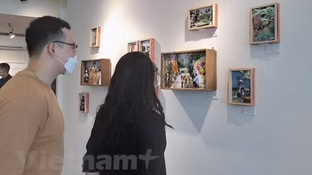 Les visiteurs lors de l'exposition. Photo : VNA.