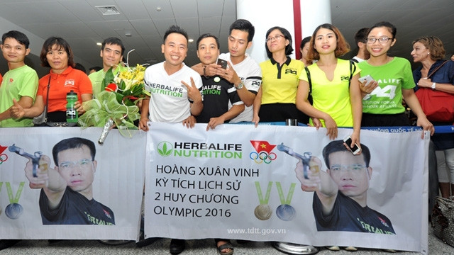 Les supporteurs accueil l'équipe de tir à pistolet. Photo: tdtt.gov.vn.