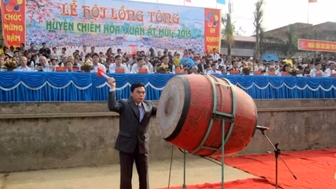 Ouverture de la fête de descente au champ ou «lông tông», le 26 février dans la province de Tuyên Quang. Photo: VNA. 