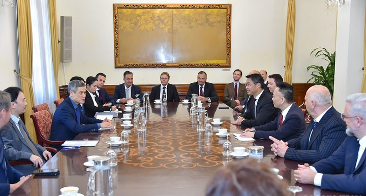 L’assistant du ministre vietnamien des Affaires étrangères, Nguyên Minh Vu, reçoit Philipp Roesler, consul honoraire du Vietnam en Suisse et la délégation d’entrepreneurs allemands et suisses. Photo : BQT.