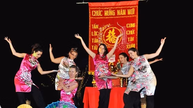 Un numéro artistique interprété lors de la fête du Nouvel An vietnamien organisée par l’Association « Le Liseron ». Photo: Dinh Tuân/NDEL. 