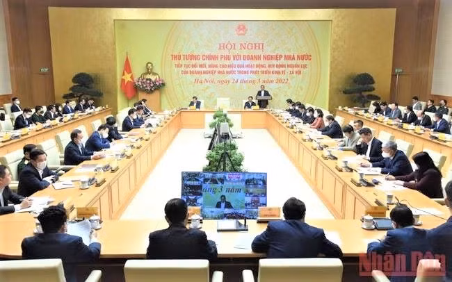 Le Premier ministre préside une visioconférence nationale avec les entreprises publiques. Photo : Trân Hai/NDEL.