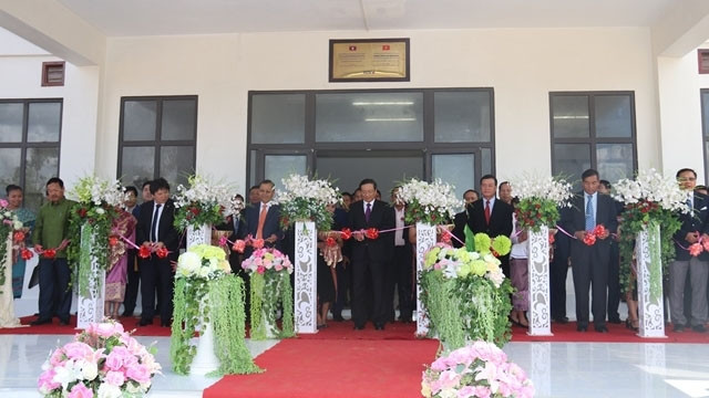 Les délégués coupent le ruban d'inauguration de l'école Dakcheung. Photo : NDEL.