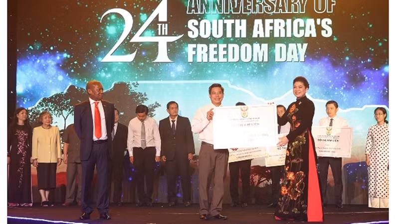 Le consul honoraire d'Afrique du Sud à Hô Chi Minh-Ville, Dô Thi Kim Liên, a remis le 21 avril 5 milliards de dôngs pour soutenir les activités caritatives au Vietnam. Photo: NDEL.