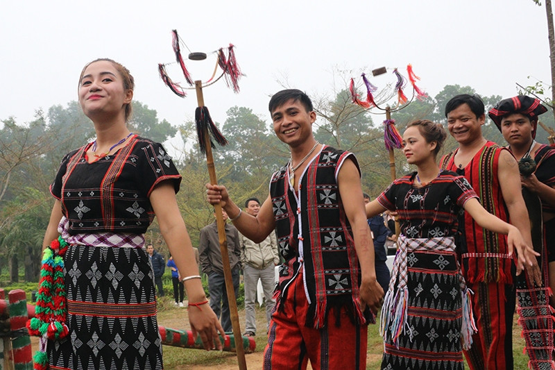 La fête du riz nouveau d’A Da des Tà Ôi a lieu pendant les premiers jours du Nouvel An. Elle est préparée pendant 1 mois et souvent organisée après la récolte des champs. Photo : Thu Minh/NDEL.