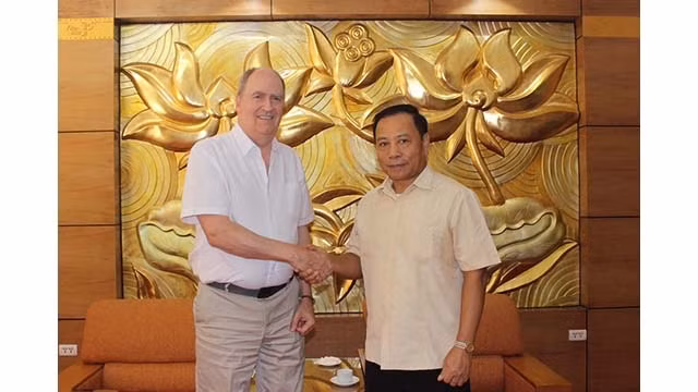 Le vice-président permanent du Fonds pour la paix et le développement du Vietnam, Trân Dac Loi (à droite) et le professeur Mark Correll (à gauche). Photo : thoidai.com.vn