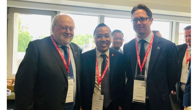 Le représentant spécial du Premier ministre pour l'éducation du Royaume-Uni, le Dr Sir Steve Smith (à gauche), l'ambassadeur du Vietnam au Royaume-Uni, Nguyên Hoàng Long (au milieu), et le sous-secrétaire d'État parlementaire britannique aux Compétences Alex Burghart. Photo : VNA.