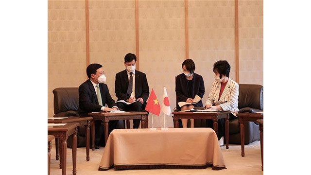 Le Vice-Premier ministre permanent vietnamien, Pham Binh Minh, et la présidente de la Chambre des conseillers Santo Akiko. Photo : VNA.