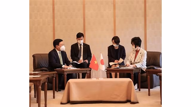 Le Vice-Premier ministre permanent vietnamien, Pham Binh Minh, et la présidente de la Chambre des conseillers Santo Akiko. Photo : VNA.