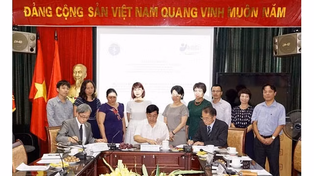 Des représentants vietnamien et japonais signent le protocole d'accord à Hanoi le 9 septembre 2019. Photo : NDEL.