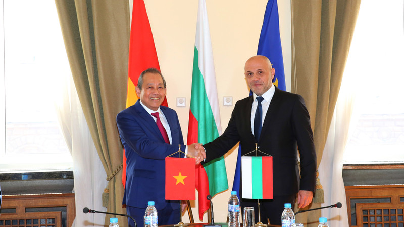 Le Vice-PM vietnamien Truong Hòa Binh (à gauche) et son homologue bulgare Tomislav Donchev, le 30 septembre à Sofia, en Bulgarie. Photo: VGP. 