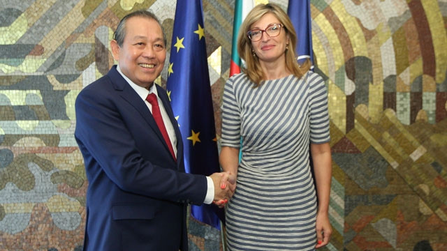 Le Vice-PM Truong Hoa Binh (à gauche) et la Vice-PM et ministre des Affaires étrangères bulgare, Ekaterina Zaharieva. Photo : VGP.