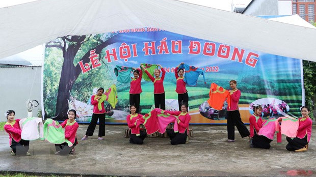 Un numéro artistiaque lor de la Fête Hau Doong de l’ethnie Giáy. Photo : VNA.