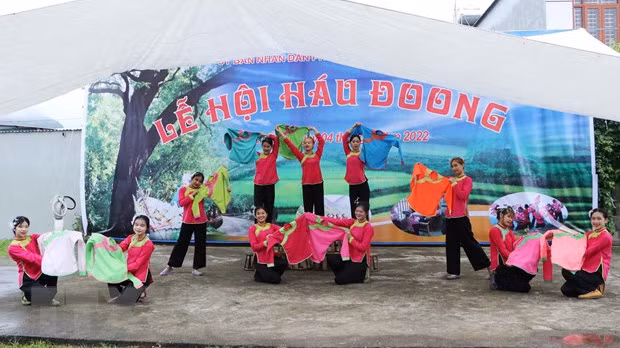 Un numéro artistiaque lor de la Fête Hau Doong de l’ethnie Giáy. Photo : VNA.