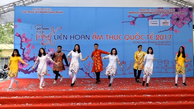 Une danse moderne présentée par des étudiants venus de l'Académie diplomatique du Vietnam. Photo : Minh Duy/NDEL.