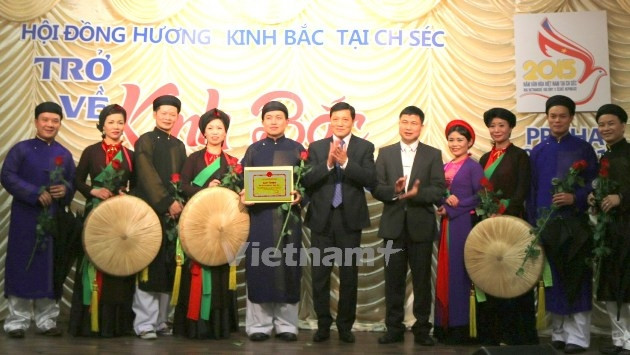 Remise du satisfecit au Club de «Quan ho» en République tchèque. Photo: VNA.