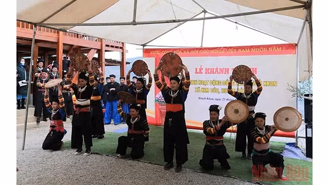 Un numéro artistique de la minorité ethnique Lô Lô dans le hameau de Khuôi Khon, commune de Kim Cuc, province de Cao Bang. Photo : NDEL.