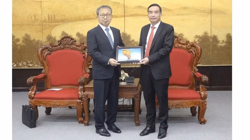 Le président du Comité populaire de la ville de Dà Nang, Lê Trung Chinh (à droite) et l'ambassadeur japonais au Vietnam, Yamada Takio. Photo : thoidai.com.vn.