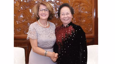 La vice-Présidente vietnamienne, Nguyên Thi Doan (à droite) et la directrice du BRAP de l’OIF Anissa Barrak. Photo: VNA.